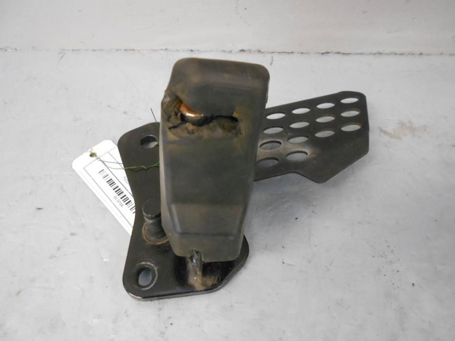 Baksidan på Fotpinnefäste från en Yamaha YS 125 -2017 motorcykel.