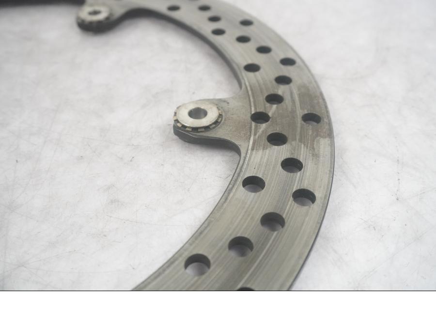 Vänster sida på Bromsskiva från en BMW F 800 GT -2015 motorcykel.