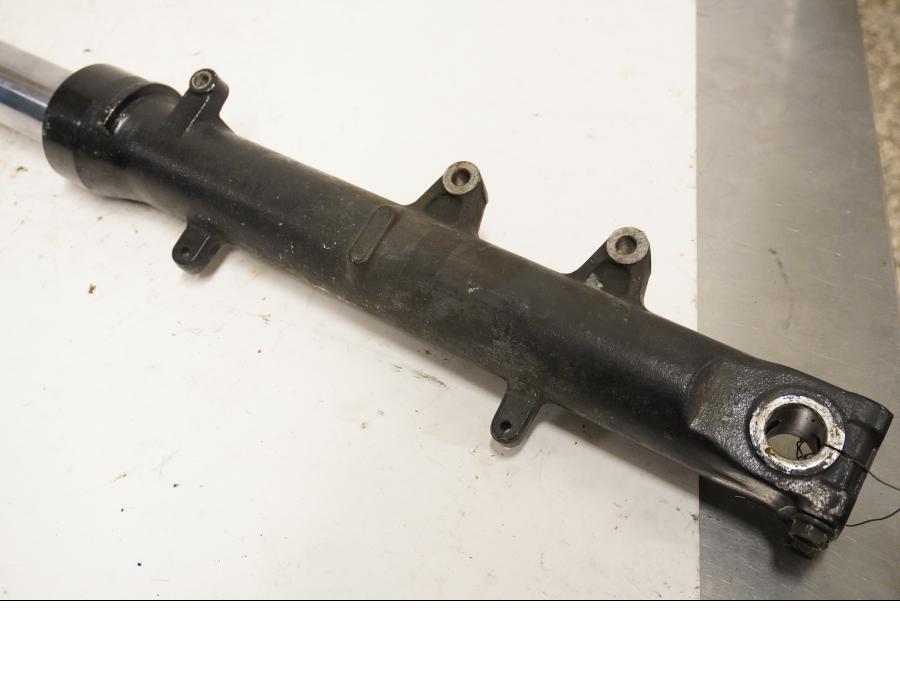 Vänster sida på Gaffelben från en Honda CBR 1000 F -1993 motorcykel.