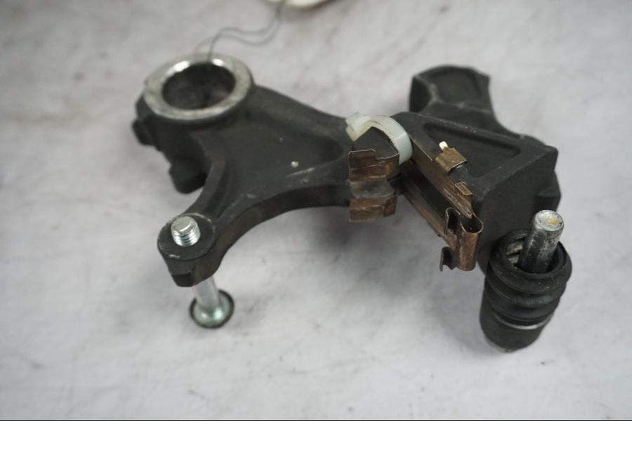 Vänster sida på Bromsoksfäste från en Suzuki GSX-R 1000 -2008 motorcykel.