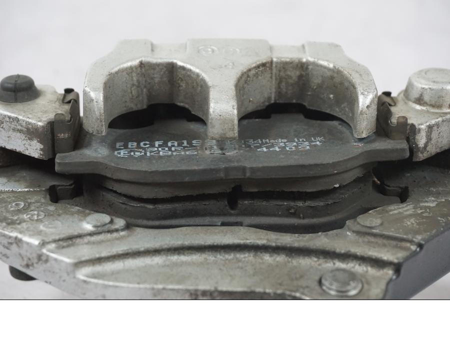 Snett uppifrån på Bromsok från en Yamaha XVS 1100 -2000 motorcykel.