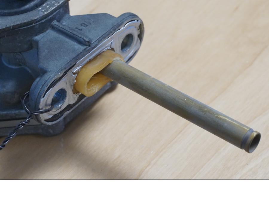 Snett nerifrån på Bensinkran från en Kawasaki VN 800 -2000 motorcykel.