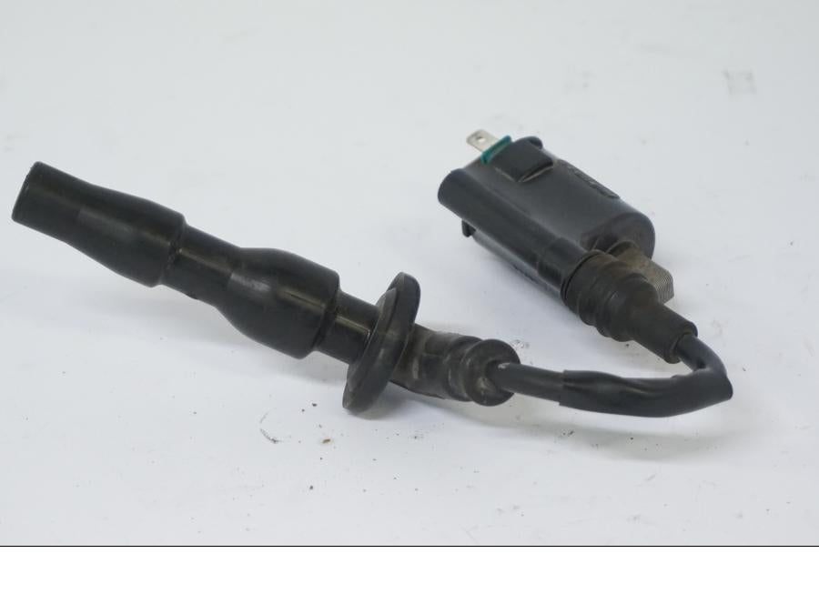 Snett nerifrån på Tändspole från en Honda CB 500 X -2015 motorcykel.