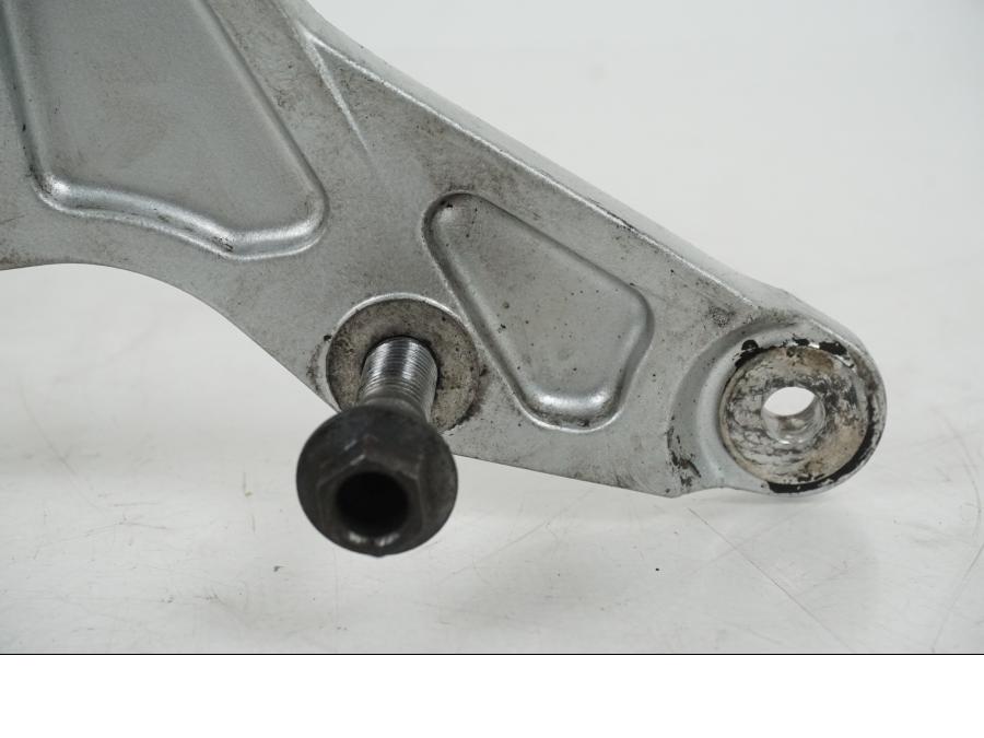 Snett nerifrån på Bromsoksfäste från en Yamaha XJR 1300 -2002 motorcykel.