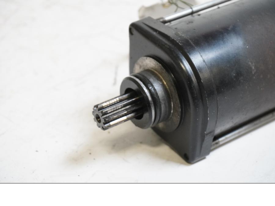 Baksidan på Startmotor från en BMW F 800 GS -2009 motorcykel.