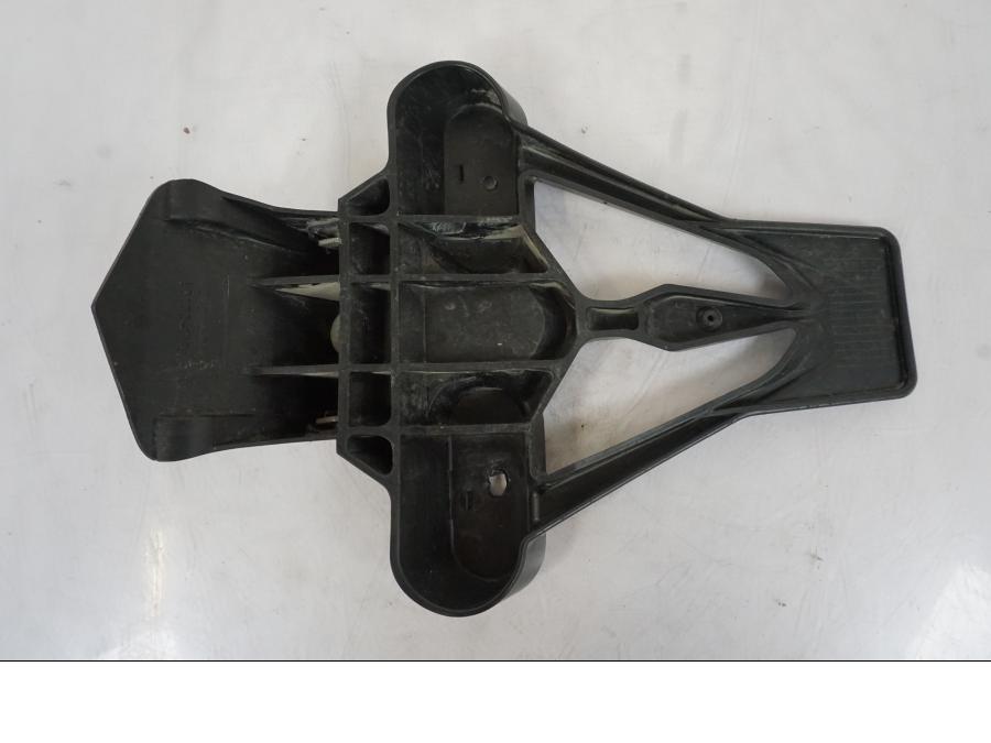 Snett nerifrån på Skylthållare från en Honda VFR 1200 -2010 motorcykel.