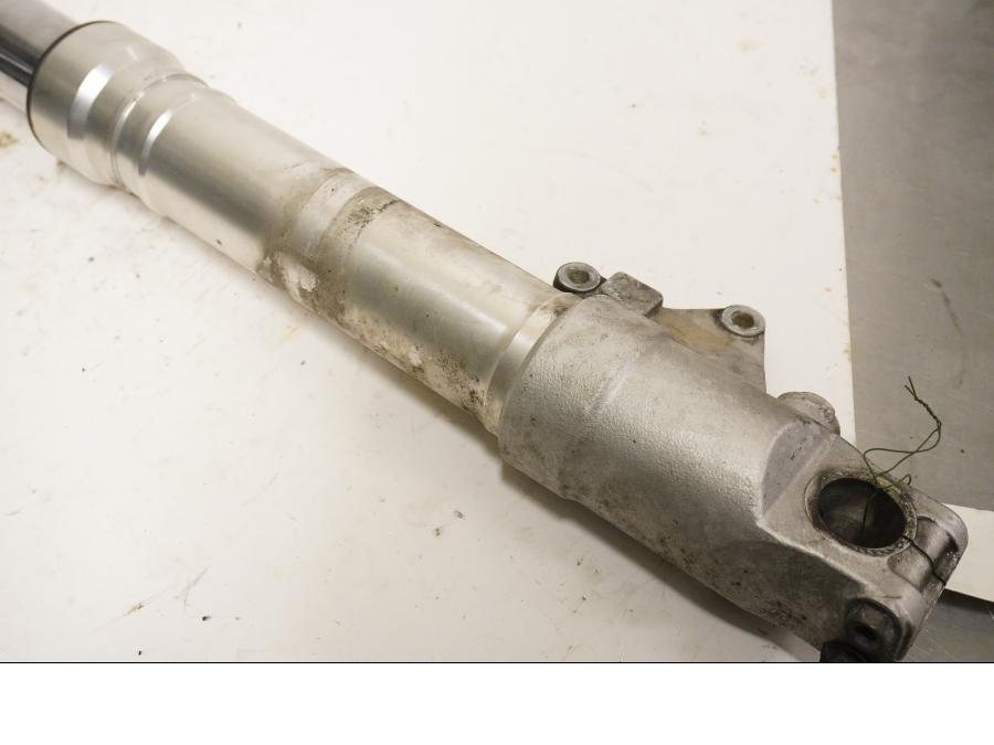 VÀnster sida pÄ Gaffelben frÄn en Honda CBR 900 RR -1997 motorcykel.