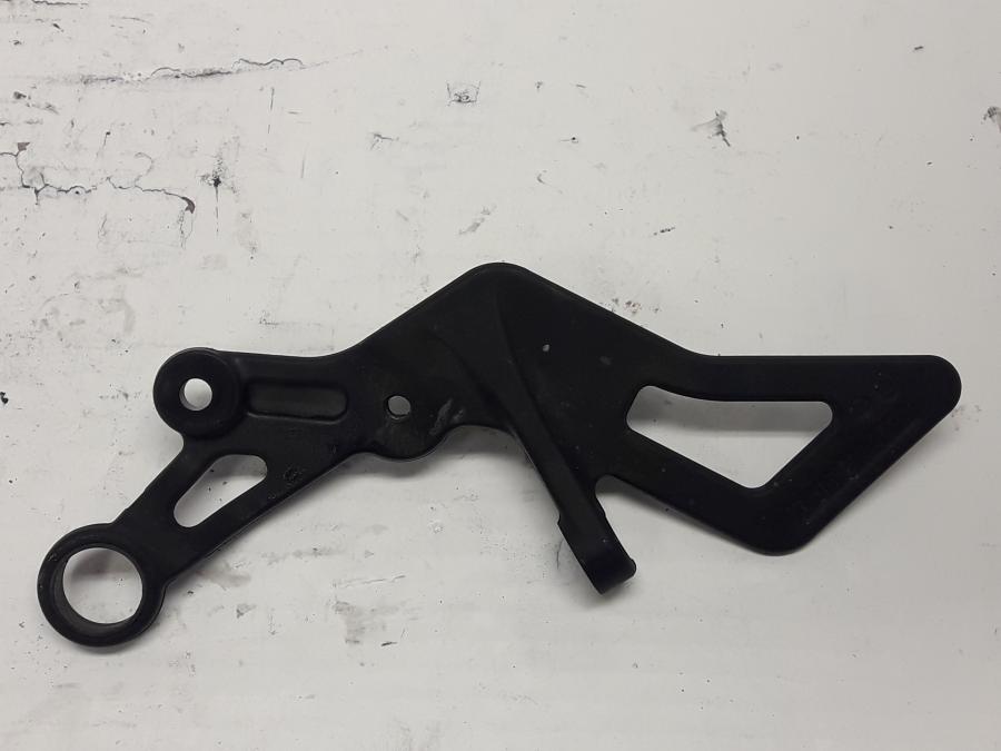 Baksidan på Fotpinnefäste från en KTM 690 Duke -2013 motorcykel.