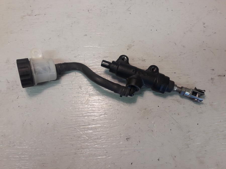 Framsidan på Bromshuvudcylinder från en Triumph Daytona 675 -2012 motorcykel.