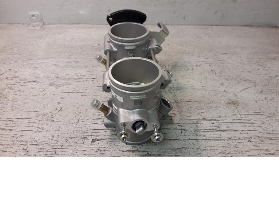 Höger sida på Spjällhus från en BMW F 800 R -2010 motorcykel.