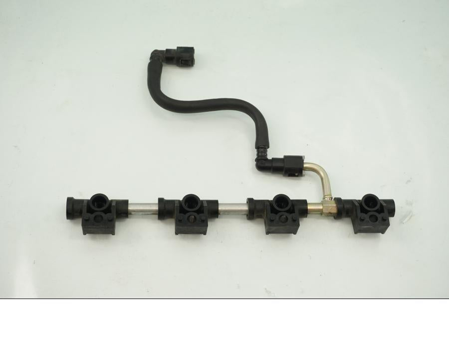 Baksidan på Bensinledning från en Suzuki GSX 1300 R -2003 motorcykel.