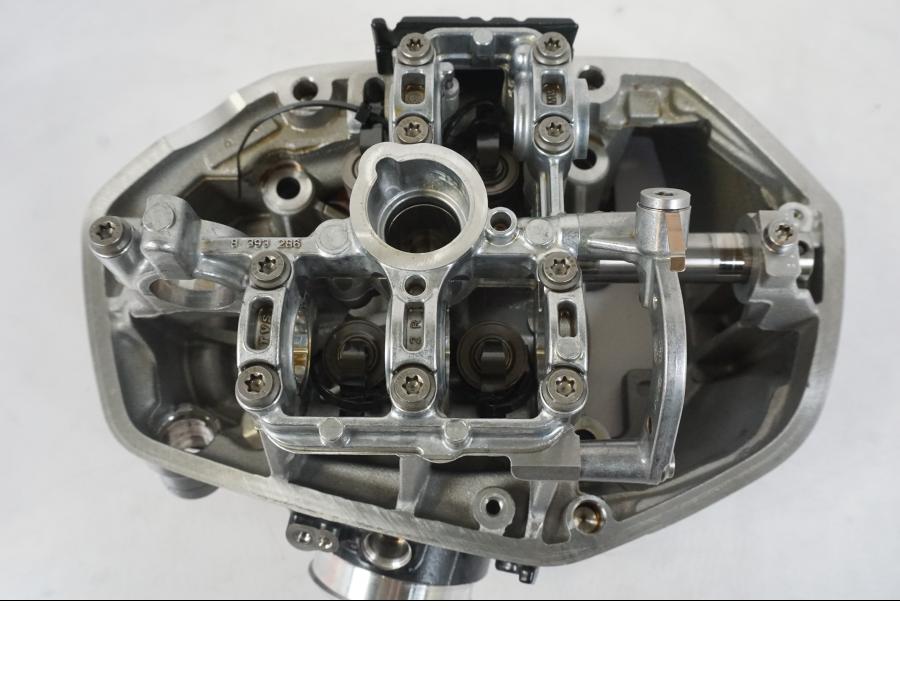 Snett nerifrån på Topplock från en BMW R 1250 GS -2021 motorcykel.