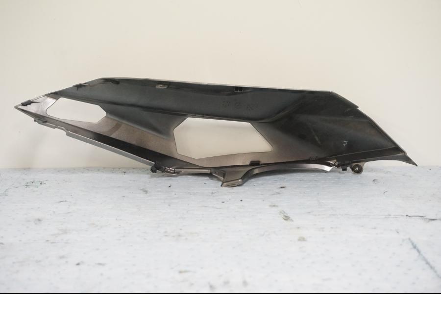 Vänster sida på Bakvinge från en Kawasaki Ninja H2 -2019 motorcykel.