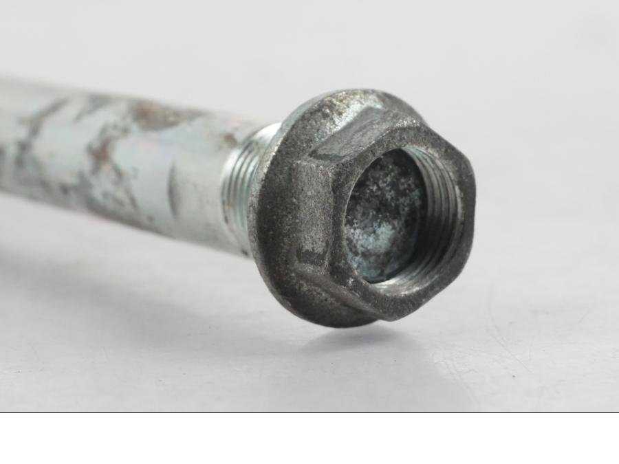 Snett nerifrån på Axel från en Kawasaki ER-6N ABS -2010 motorcykel.