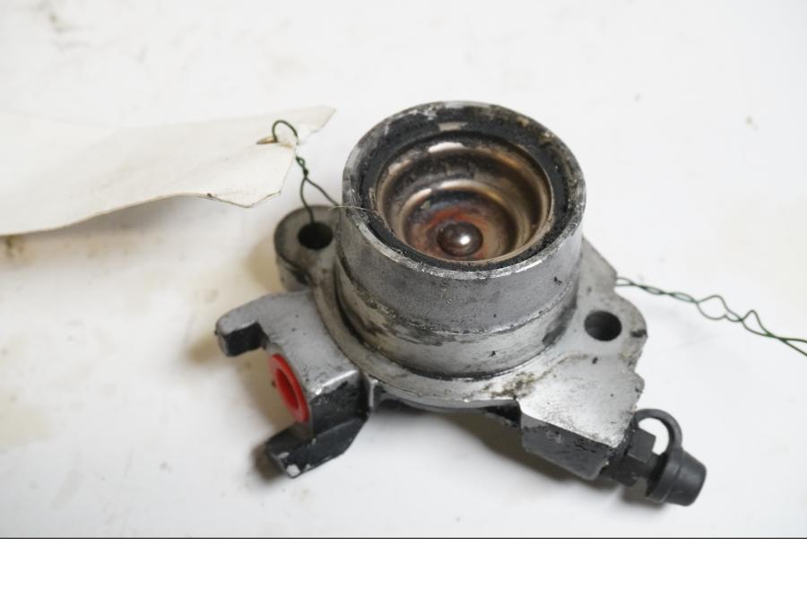 Baksidan på Kopplingslavcylinder från en Kawasaki ZX-9R -1997 motorcykel.