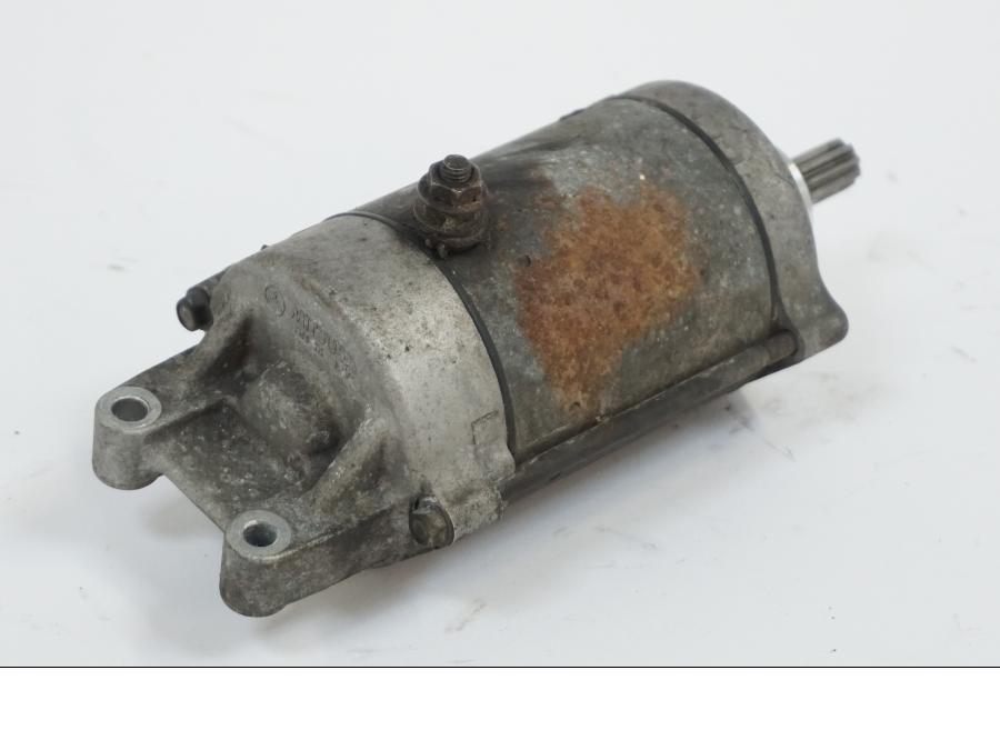 Framsidan på Startmotor från en Honda VTR 1000 F -1999 motorcykel.