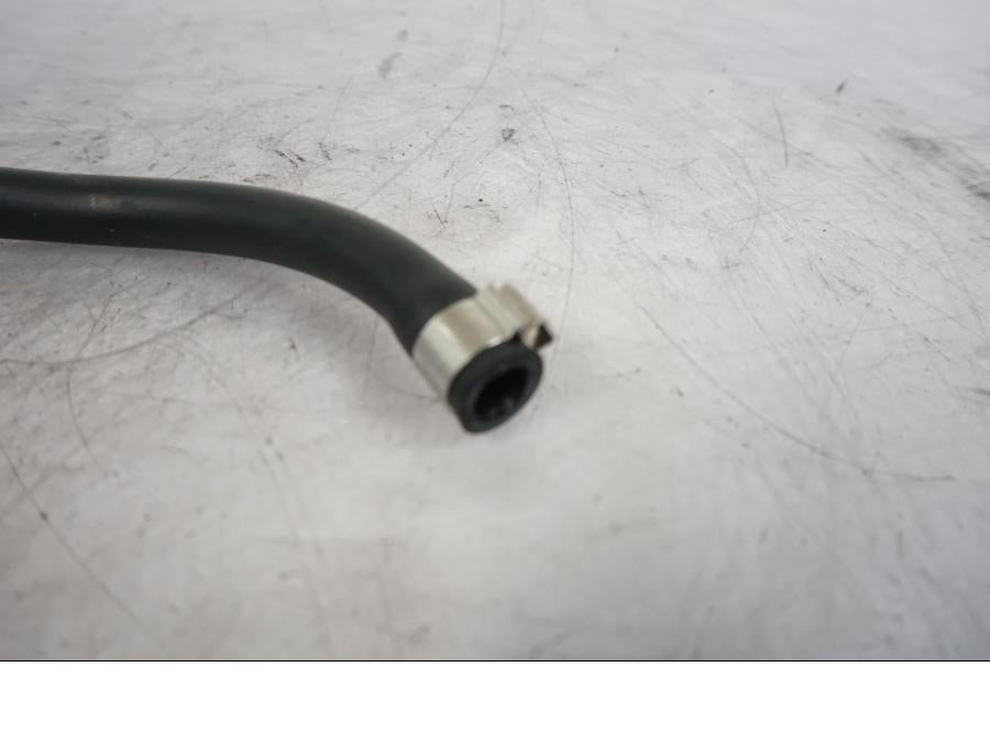 Vänster sida på Vattenkyllock från en KTM 1290 Super Duke R -2023 motorcykel.