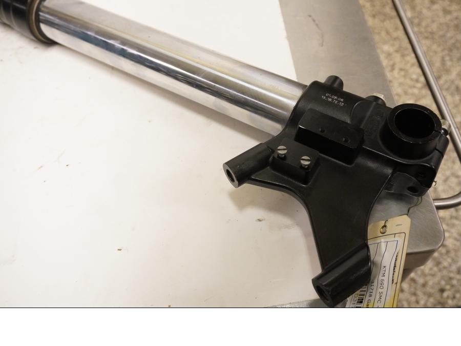 Snett nerifrån på Gaffelben från en KTM 690 SMC -2009 motorcykel.