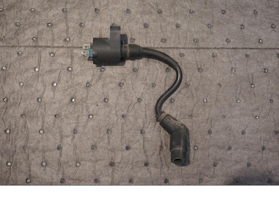 Framsidan på Tändspole från en Honda XRV 750 -1995 motorcykel.