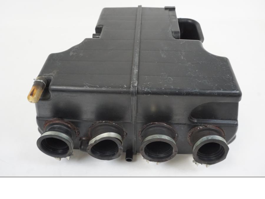 Vänster sida på Luftburk från en Yamaha XJR 1300 -2007 motorcykel.