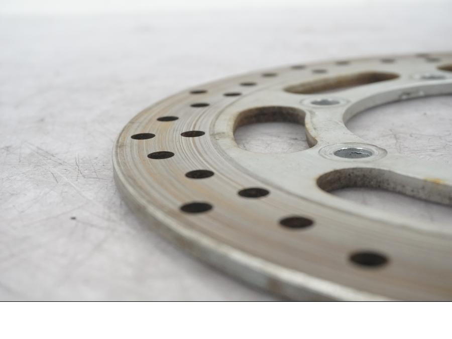 Snett uppifrån på Bromsskiva från en Kawasaki VN 1500 Classic Tourer -2003 motorcykel.