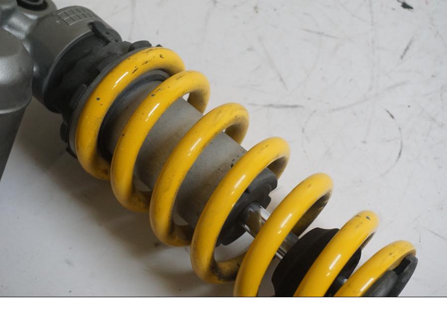 Snett nerifrån på Stötdämpare från en Yamaha YZF R6 -1999 motorcykel.