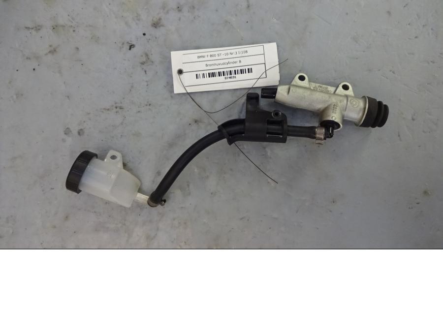 Framsidan på Bromshuvudcylinder från en BMW F 800 ST -2010 motorcykel.