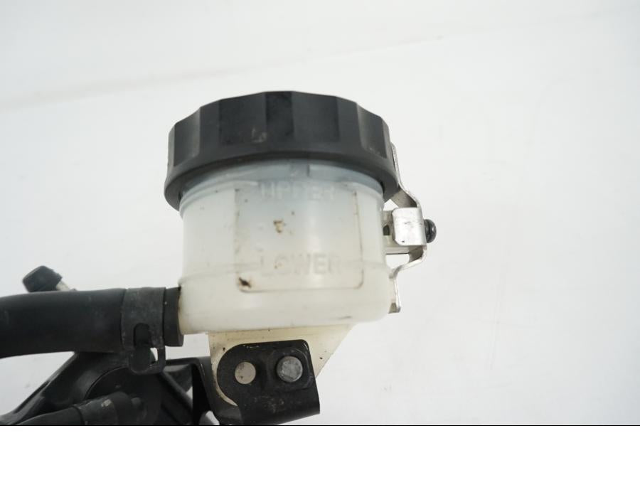 Extrabild2 på Bromshuvudcylinder från en Triumph Speed Triple -2009 motorcykel.