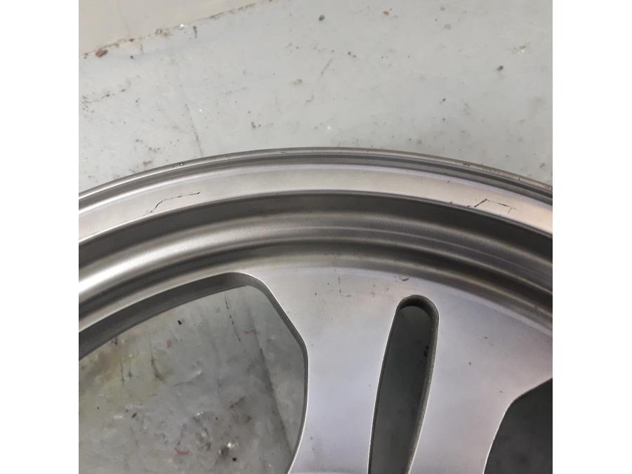 Vänster sida på Fälg från en Suzuki VZ 1600 -2005 motorcykel.