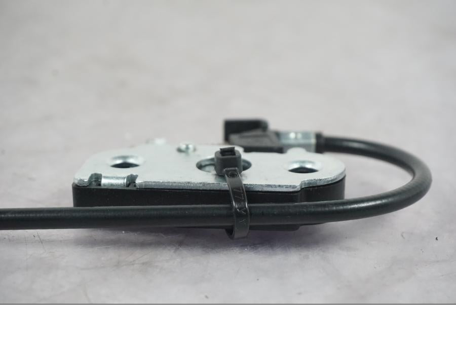 Snett nerifrån på Sadellåsmekanism från en KTM 1290 Super Duke R -2022 motorcykel.