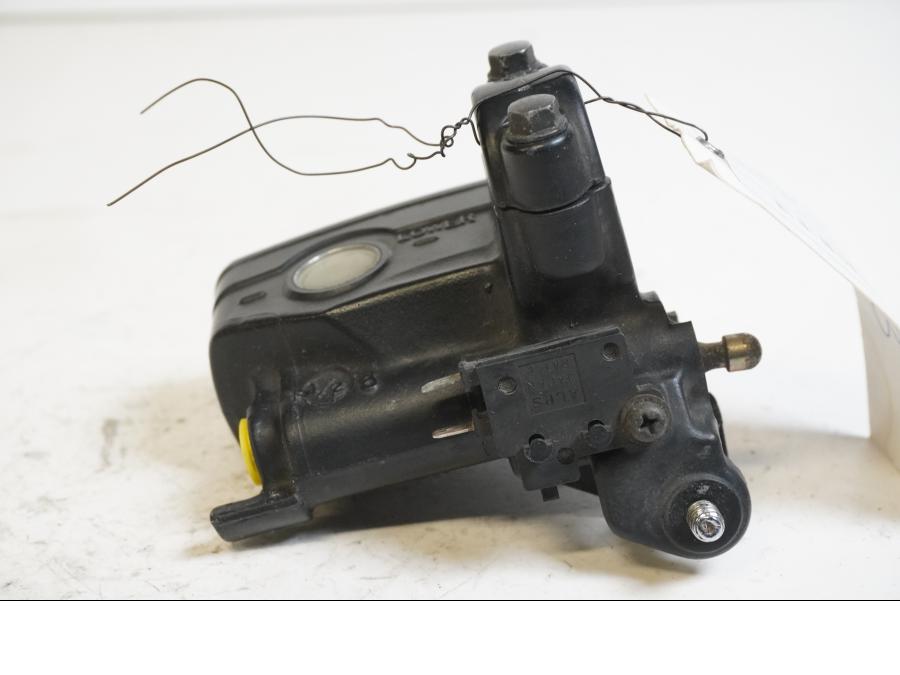 Höger sida pÄ Bromshuvudcylinder frÄn en Honda CBR 1100 XX -1998 motorcykel.