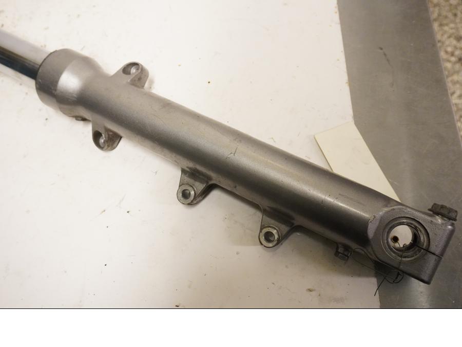 Höger sida på Gaffelben från en Honda CB 750 -1983 motorcykel.