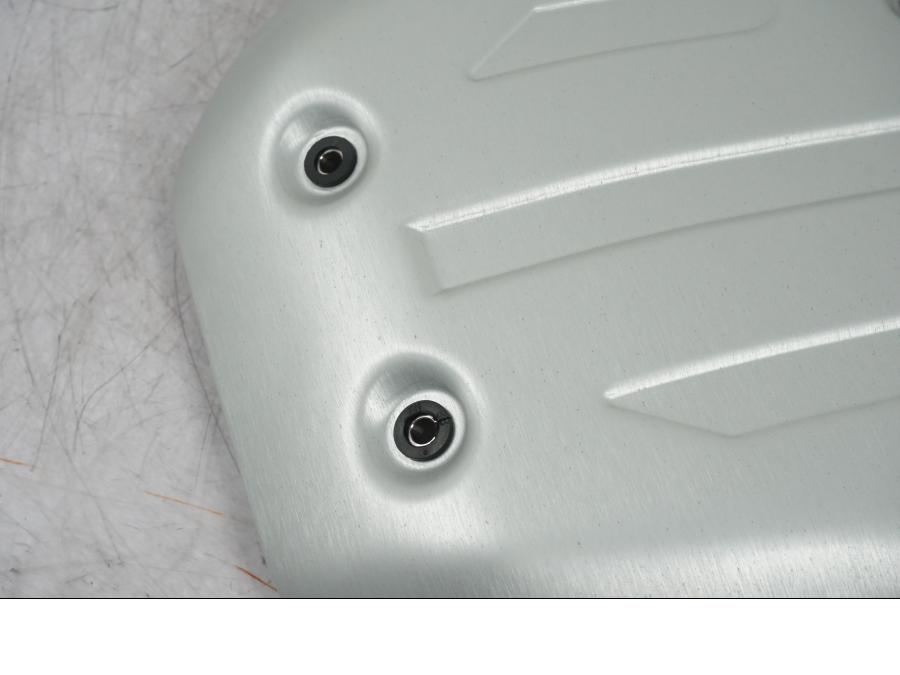 Snett nerifrån på Hasplåt från en BMW R 1250 GSA -2022 motorcykel.