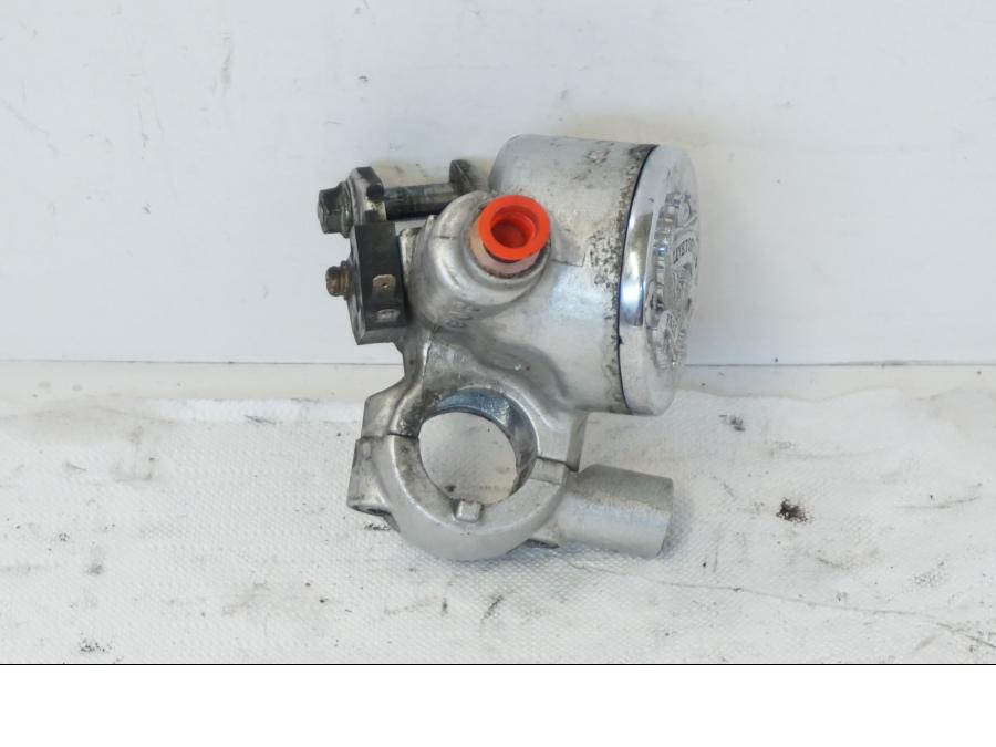 Snett uppifrån på Bromshuvudcylinder från en Kawasaki VN 1500 -1996 motorcykel.