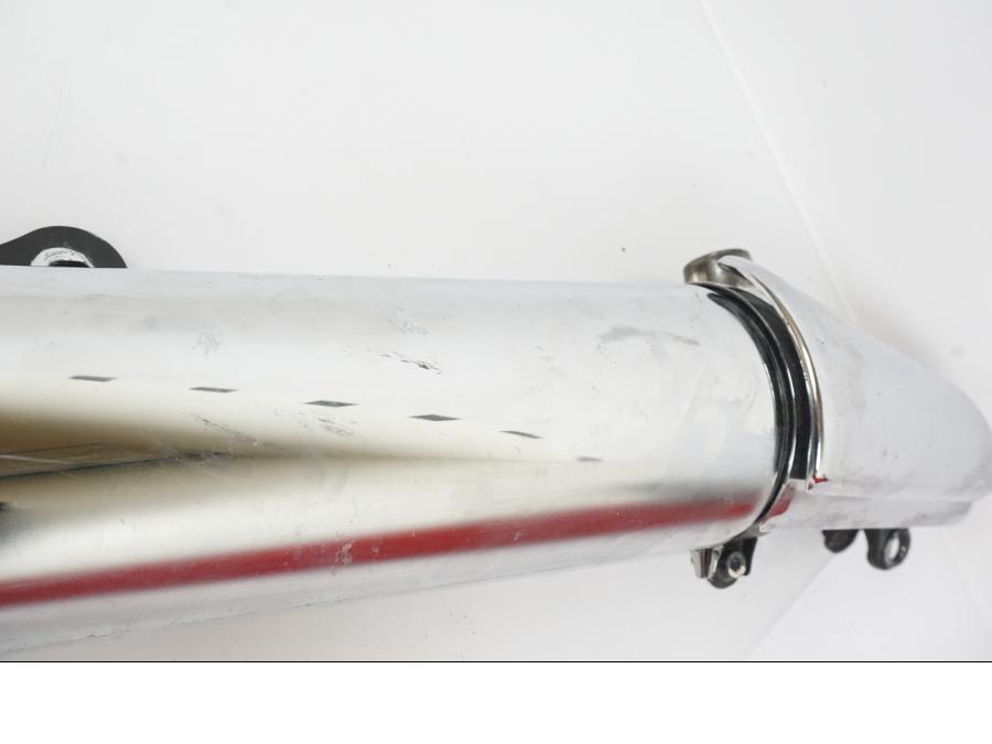 Snett nerifrån på Ljuddämpare från en Suzuki VL 800 -2004 motorcykel.