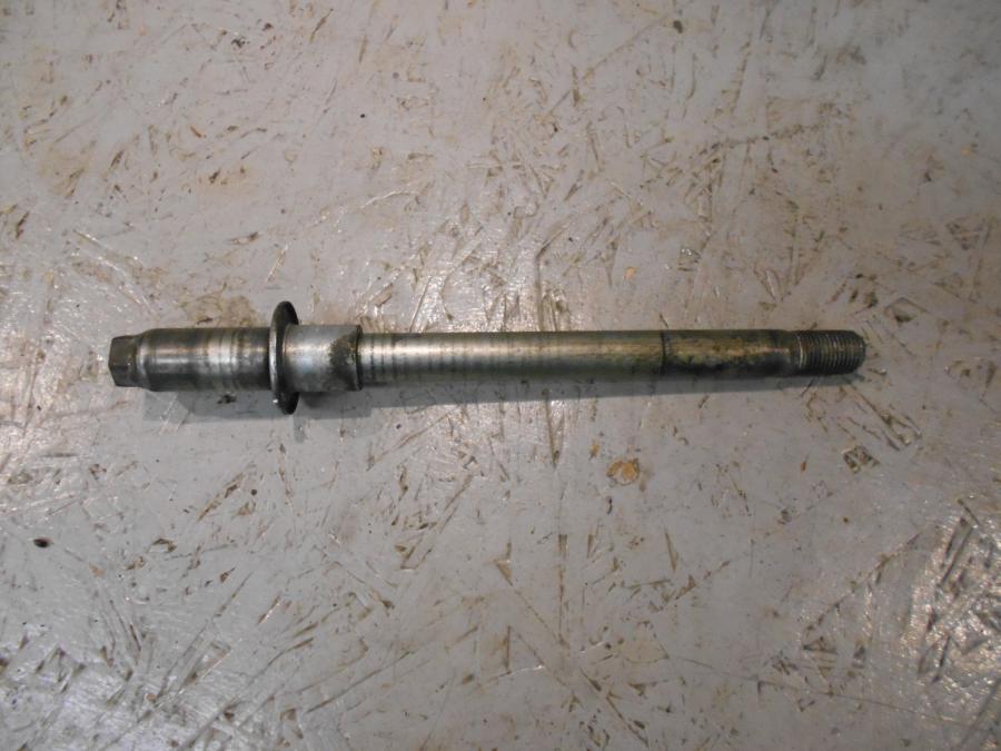 Framsidan på Axel från en Suzuki VZ 800 -1998 motorcykel.