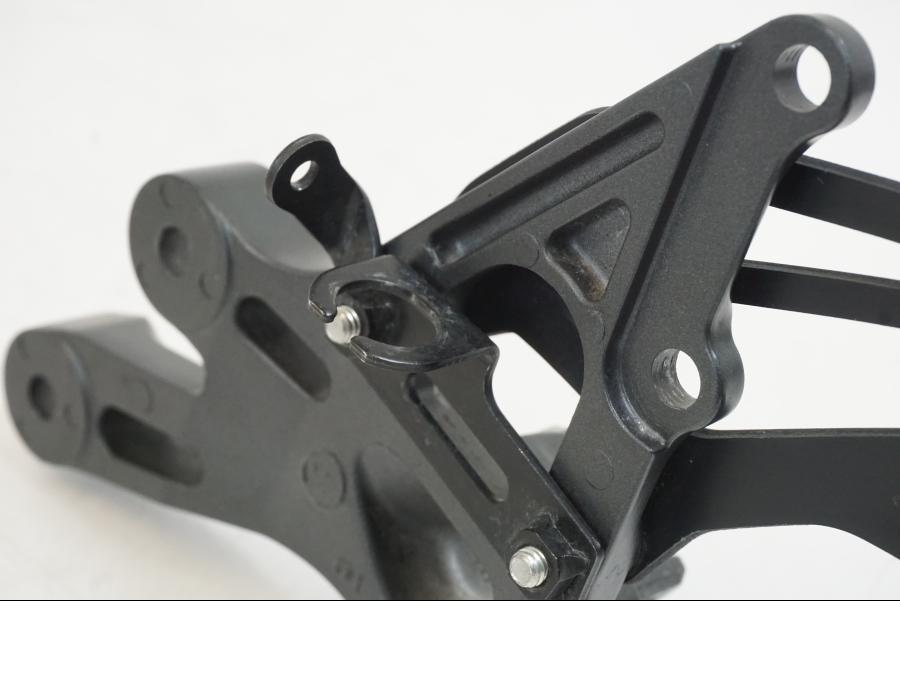 Extrabild1 på Fotpinnefäste från en Yamaha YZF R7 -2022 motorcykel.