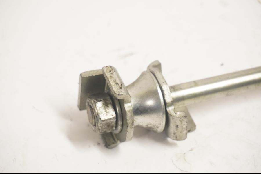 Baksidan på Axel från en Yamaha XT 125 R -2005 motorcykel.