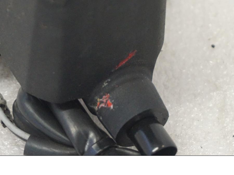 Snett nerifrån på Bromshuvudcylinder från en Ducati Monster 796 -2013 motorcykel.