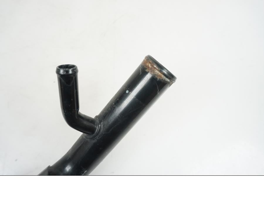 Snett uppifrån på Vattenrör från en Yamaha MT-07 -2014 motorcykel.