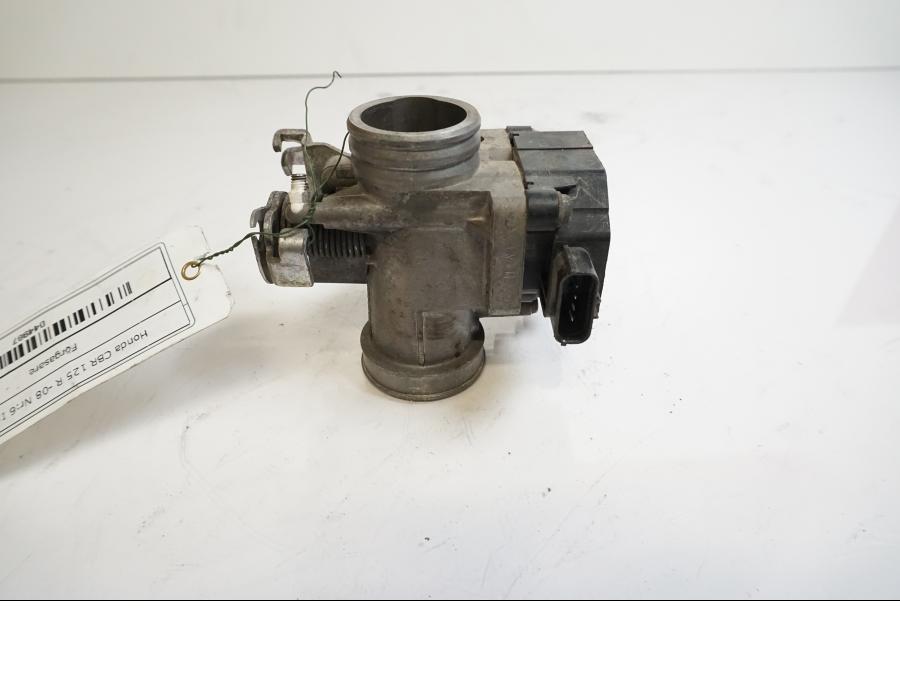 Vänster sida på Spjällhus från en Honda CBR 125 R -2008 motorcykel.