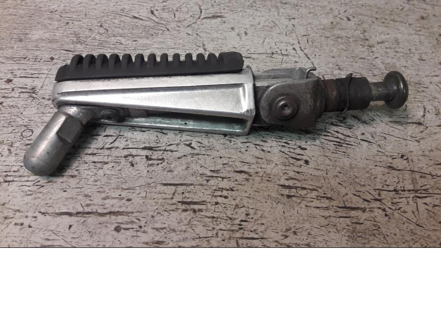 Höger sida på Fotpinne från en Yamaha FZ-S 600 -2000 motorcykel.