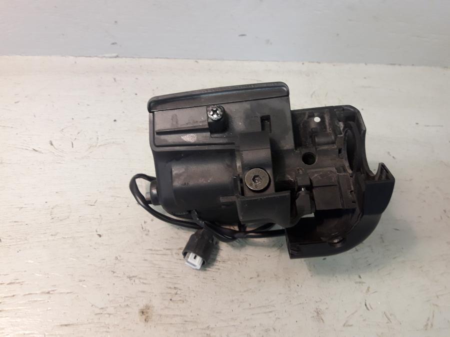 Baksidan på Bromshuvudcylinder från en BMW R 1150 R -2004 motorcykel.