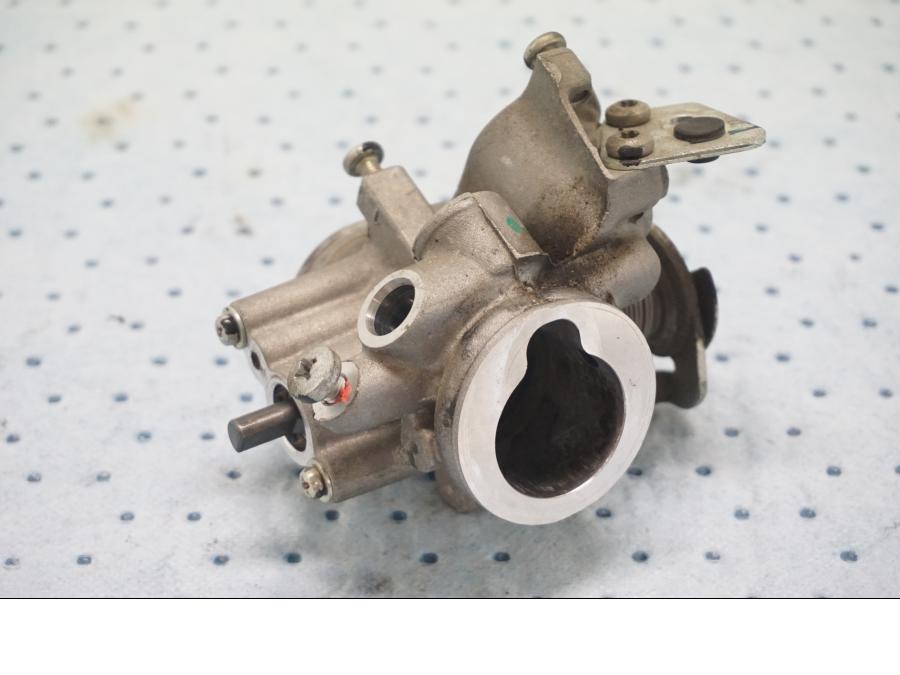 Baksidan på Spjällhus från en KTM 125 Duke -2017 motorcykel.