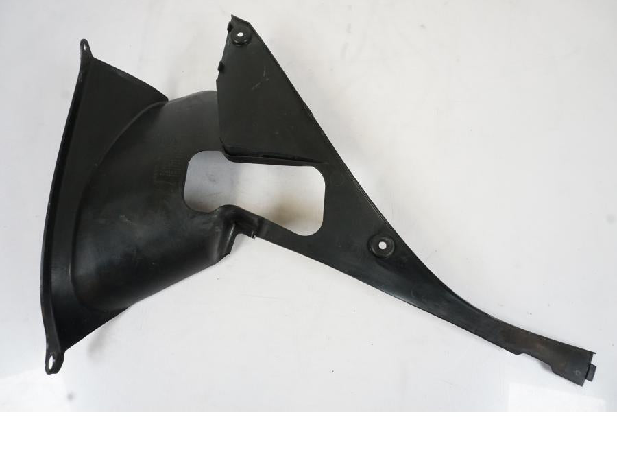 Höger sida på Kylarvinge från en Honda CBR 1000 RR -2007 motorcykel.