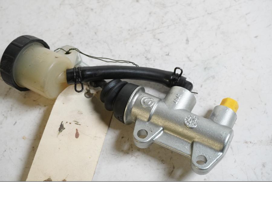 Baksidan på Bromshuvudcylinder från en KTM 990 Super Duke -2005 motorcykel.