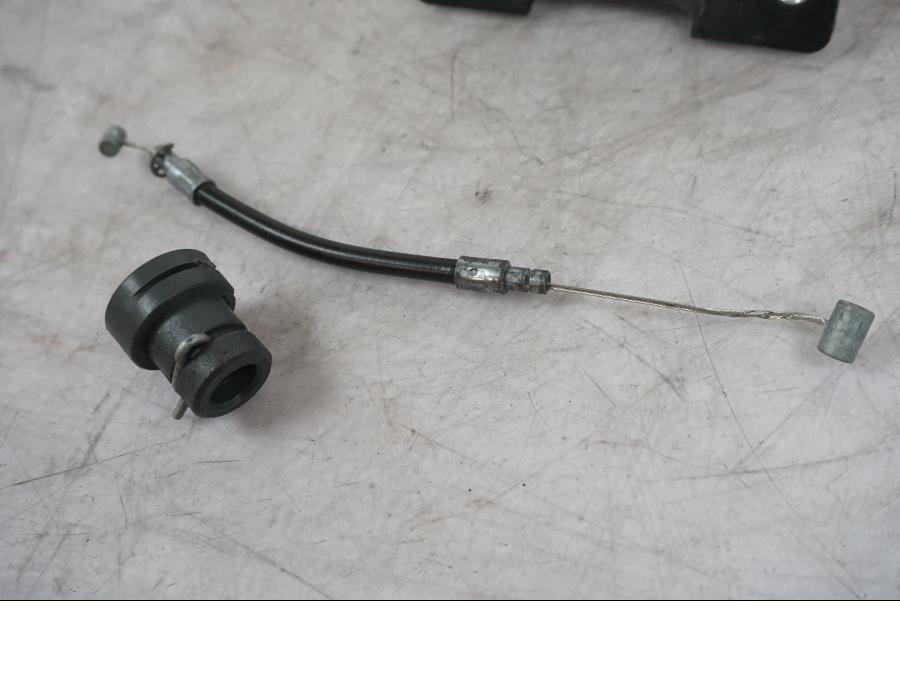 Snett nerifrån på Sadellåsmekanism från en BMW F 800 R -2018 motorcykel.