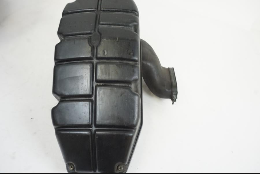 Höger sida på Luftburk från en Yamaha XVS 1100 -2004 motorcykel.