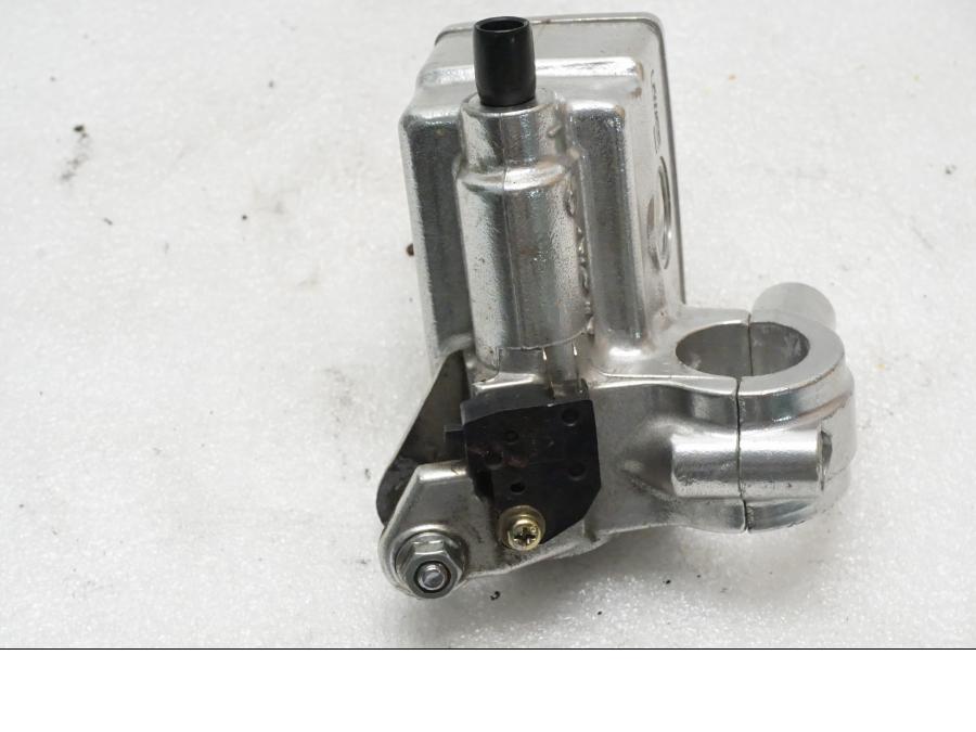 Höger sida på Bromshuvudcylinder från en Kawasaki VN 1500 Mean Streak -2003 motorcykel.