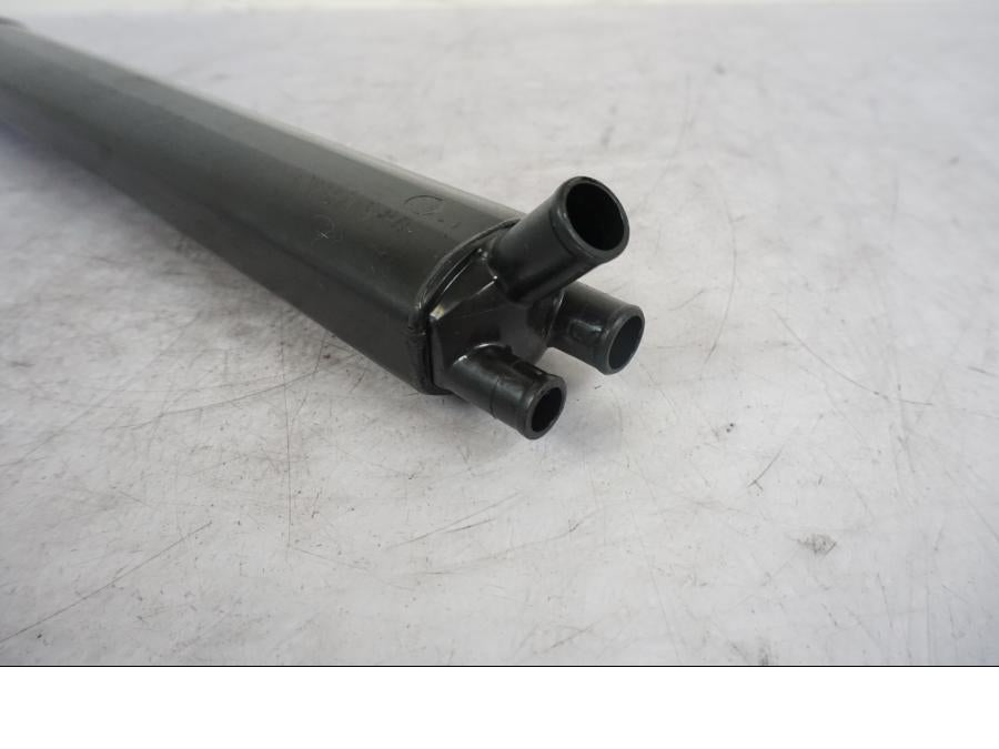 Snett uppifrån på Oljetank från en KTM 690 Duke -2014 motorcykel.